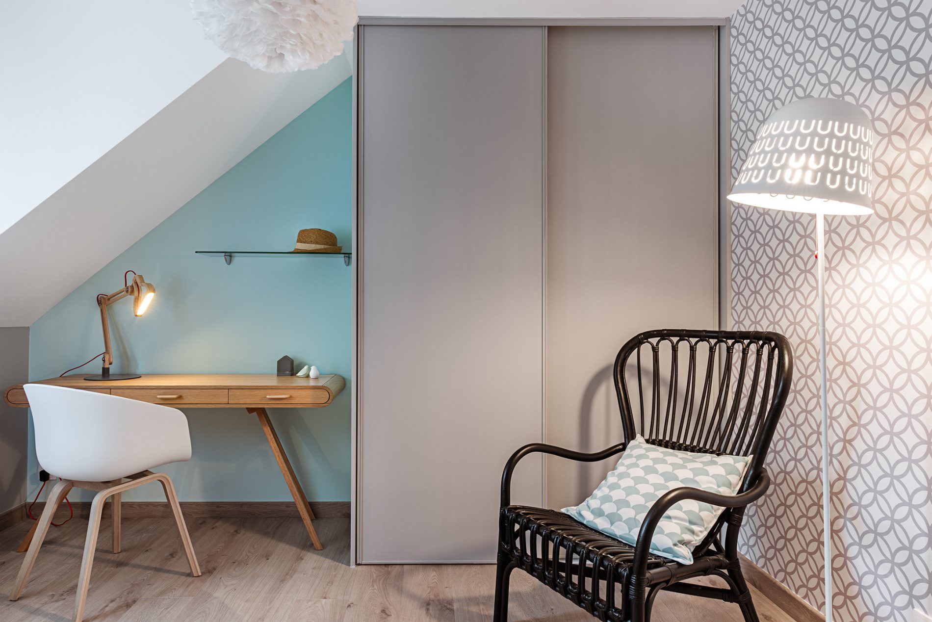 Fontenelles - chambre de la fille des propriétaires - bureau en bois clair - Lydie Pineau