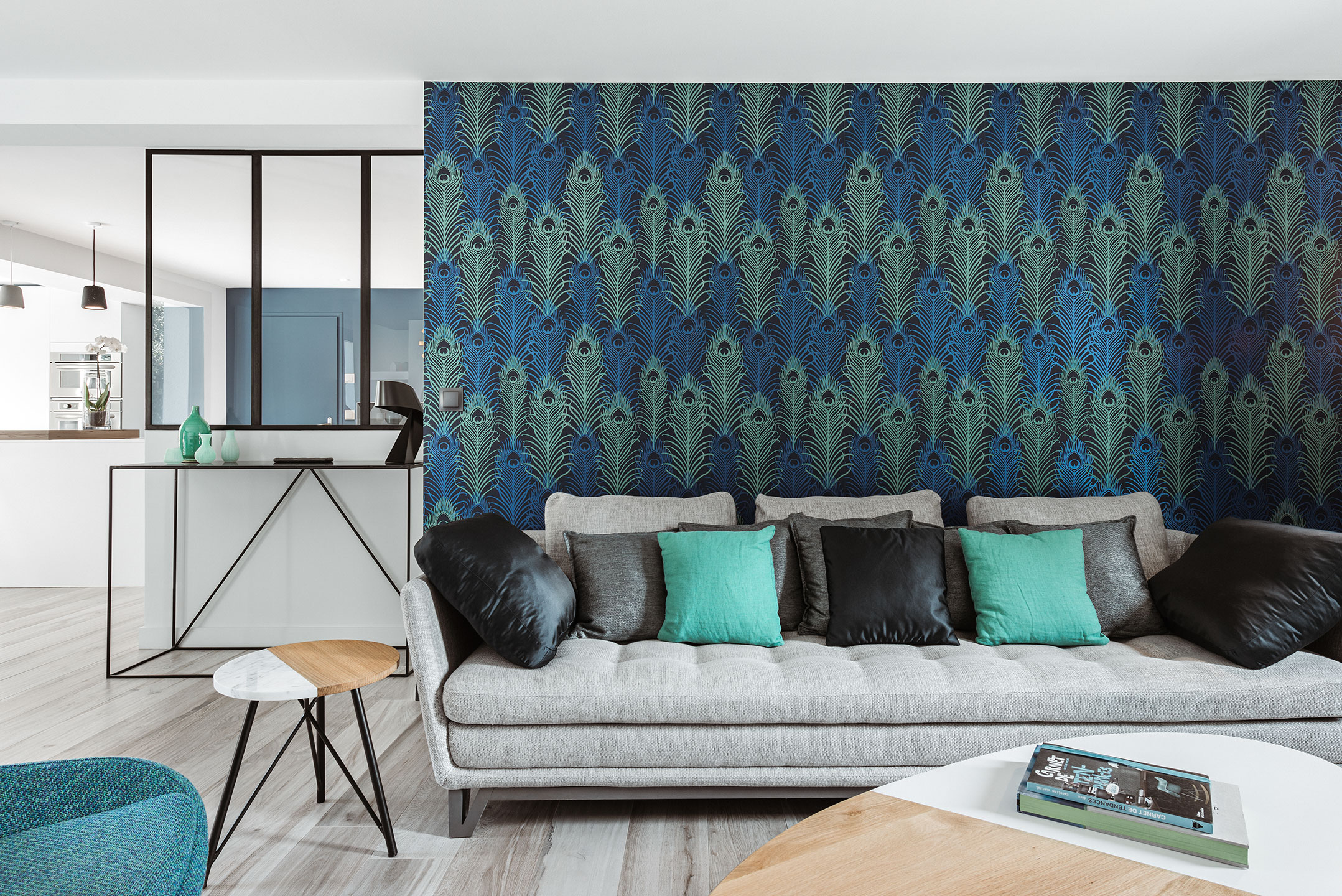Fontenelles - vue d'ensemble du canapé avec mur en papier-peint - Lydie Pineau