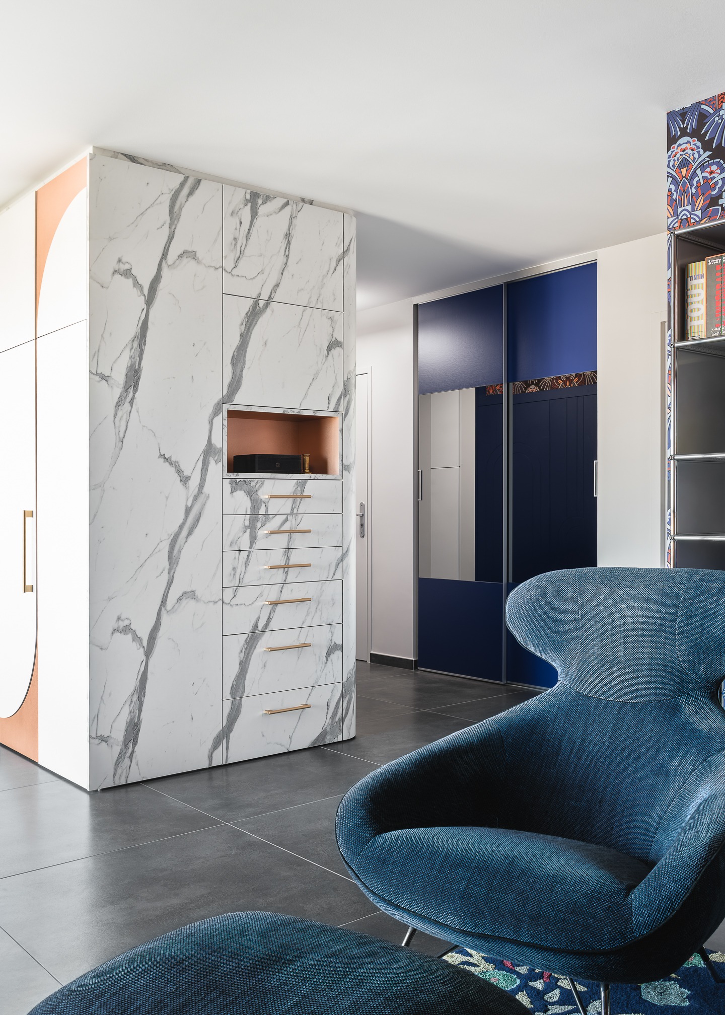 Un meuble sur mesure aux multiples rangements finition marbre par Lydie Pineau, architecte d'intérieur aux Sables d'Olonne