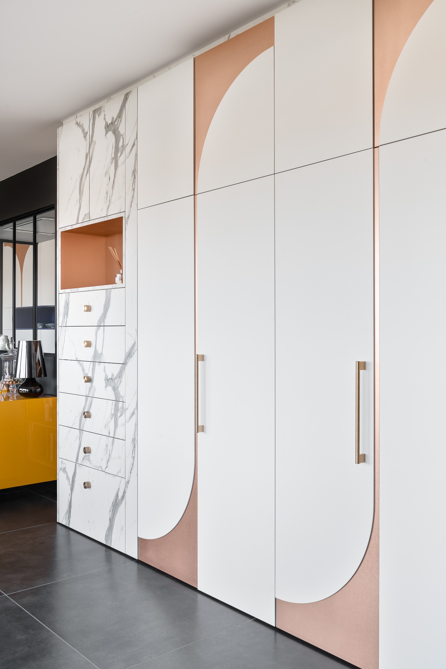 Des placards avec des portes pivotantes et un design singulier, par Lydie Pineau, architecte d'intérieur aux Sables d'Olonne