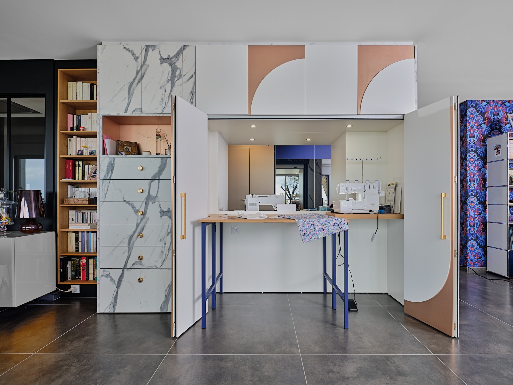 Un meuble couture sur mesure avec table de découpe intégrée par Lydie Pineau, architecte d'intérieur aux sables d'Olonne