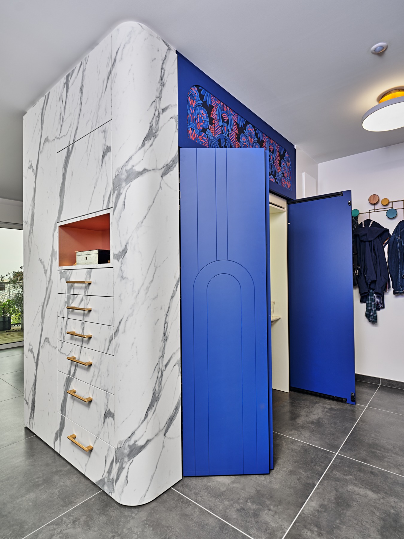 Un meuble couture sur mesure avec des portes pivotantes rentrantes par Lydie Pineau, architecte d'intérieur aux sables d'Olonne