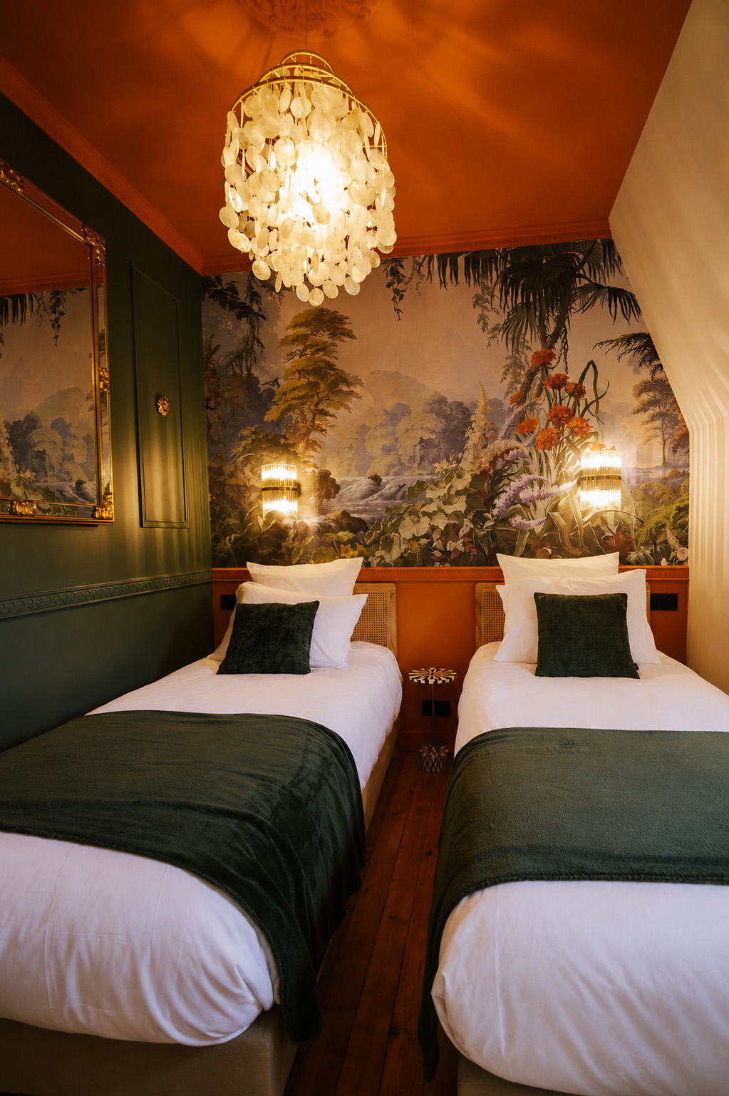 Aménagement d'une chambre haute en couleur pour un effet chic by Lydie Pineau à Saumur (49)