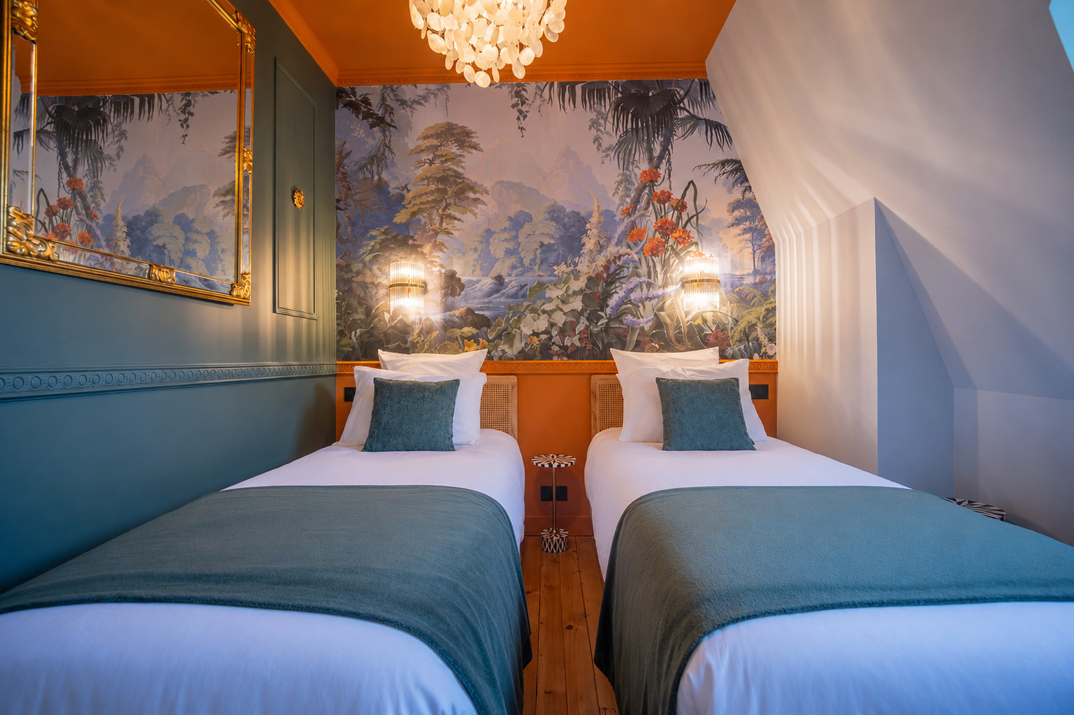 Aménagement d'une chambre pour enfants chic et haute en couleur by Lydie Pineau à Saumur (49)