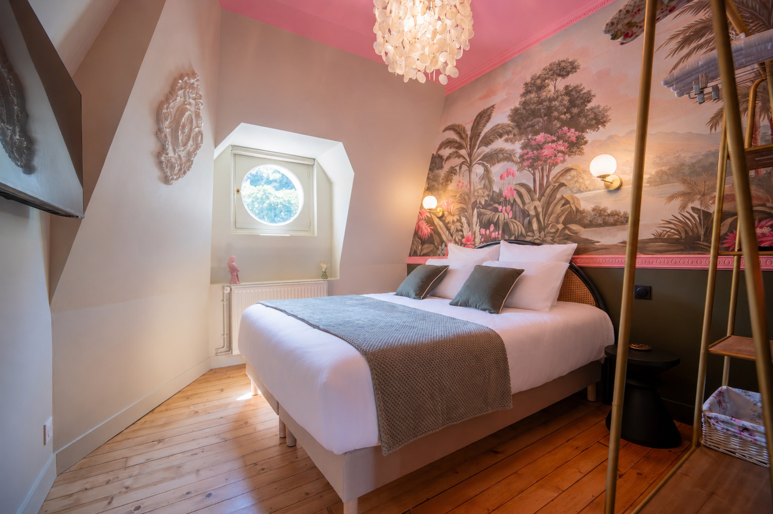 Aménagement unique et haut de gamme d'une chambre parentale verte et rose by Lydie Pineau à Saumur (49)