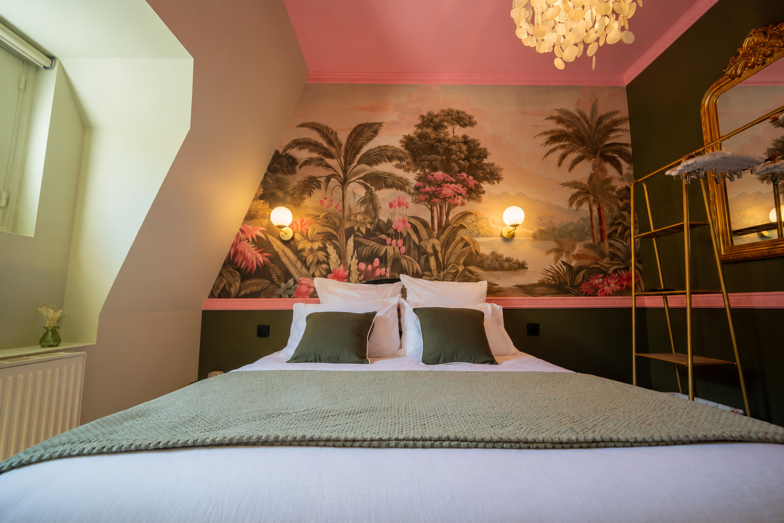 Décoration unique et haut de gamme d'une chambre parentale by Lydie Pineau à Saumur (49)