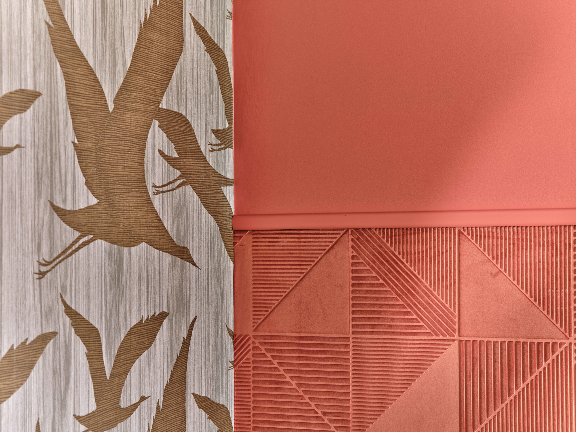 Papier peint et couleurs pour une touche Art déco dans une chambre by agence Lydie Pineau à Saint-Gilles-Croix-de-Vie (85)