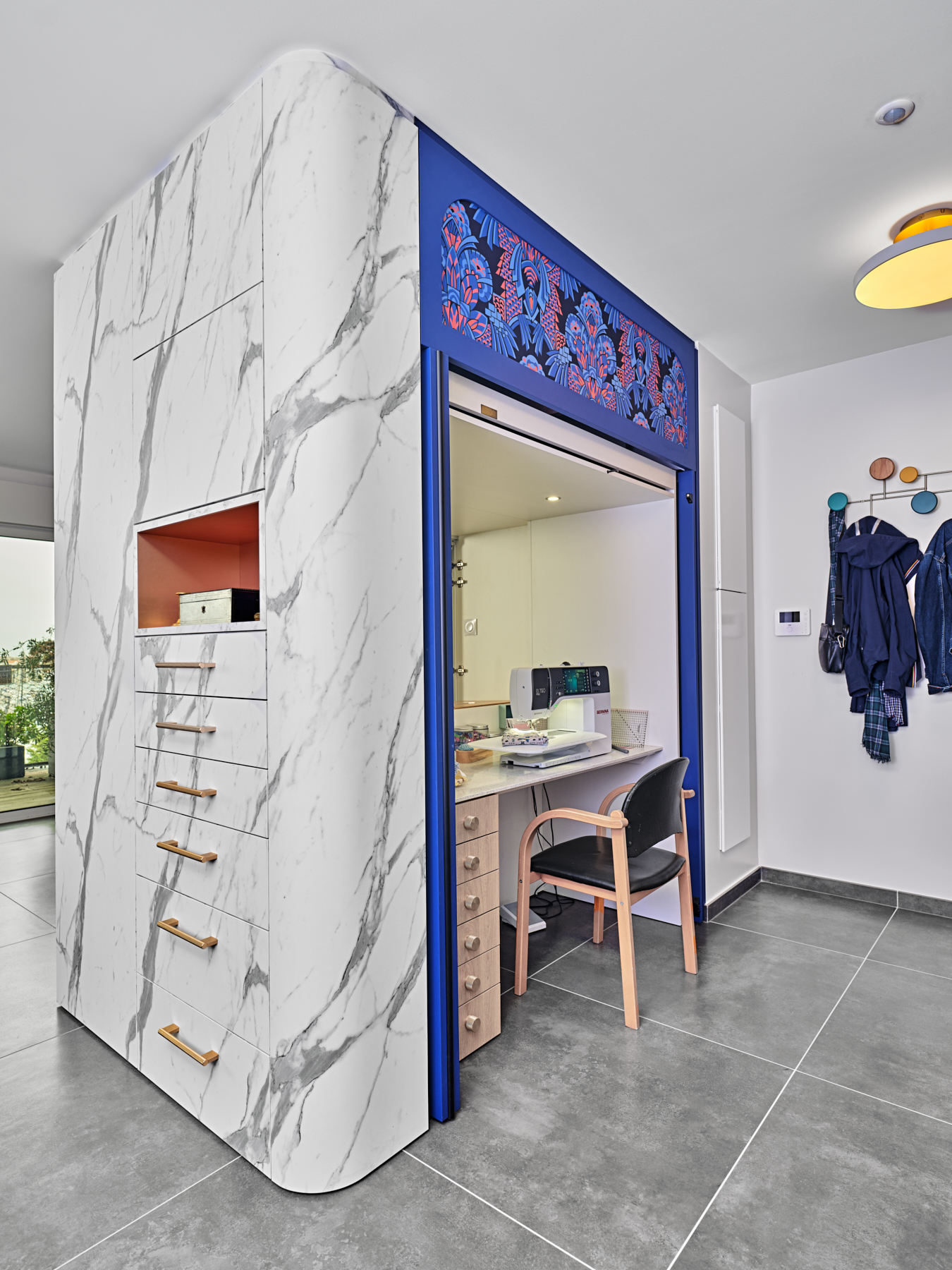 Un meuble couture sur mesure avec deux postes de travail par Lydie Pineau, architecte d'intérieur aux sables d'Olonne
