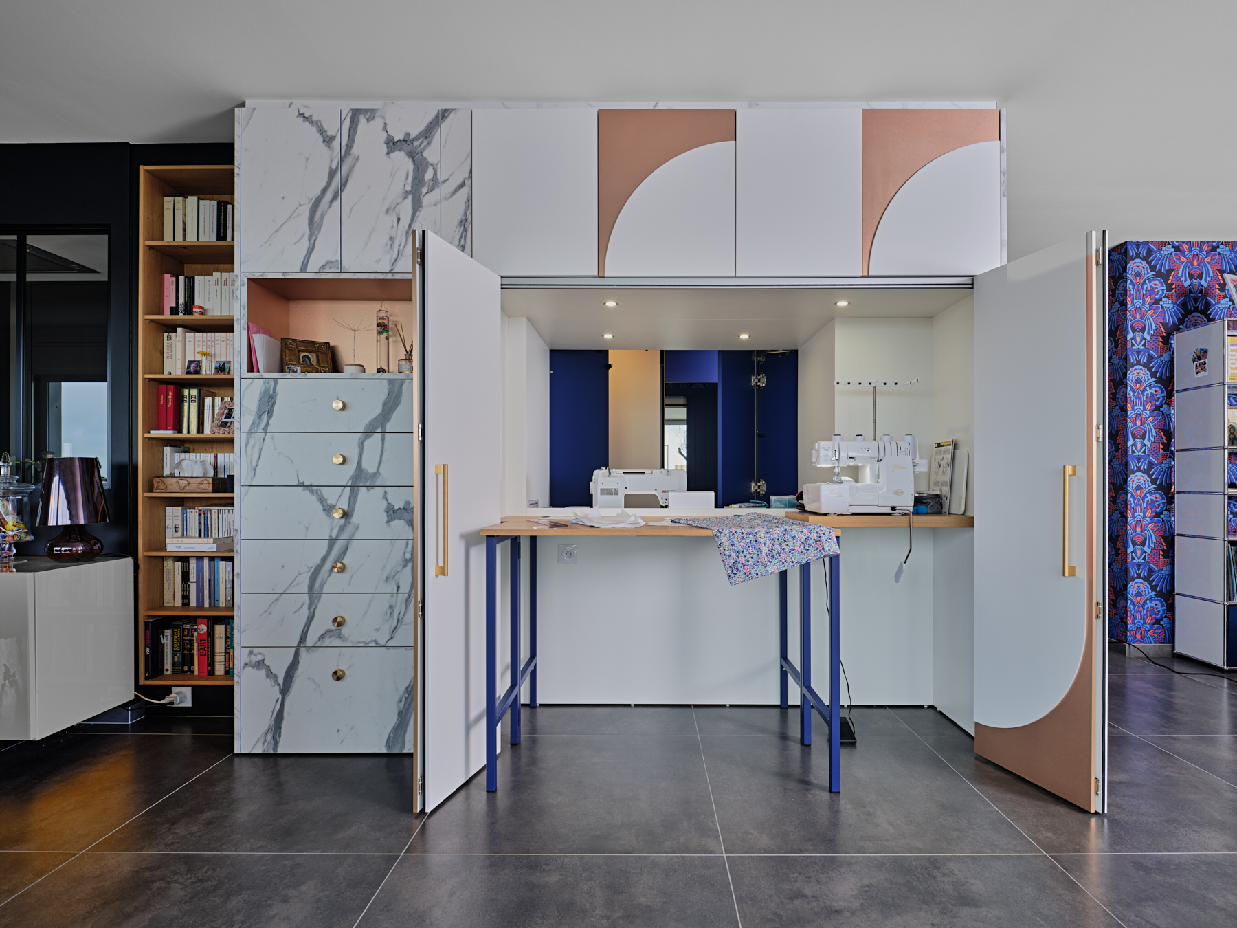 Un meuble couture sur mesure avec table de découpe intégrée par Lydie Pineau, architecte d'intérieur aux sables d'Olonne.