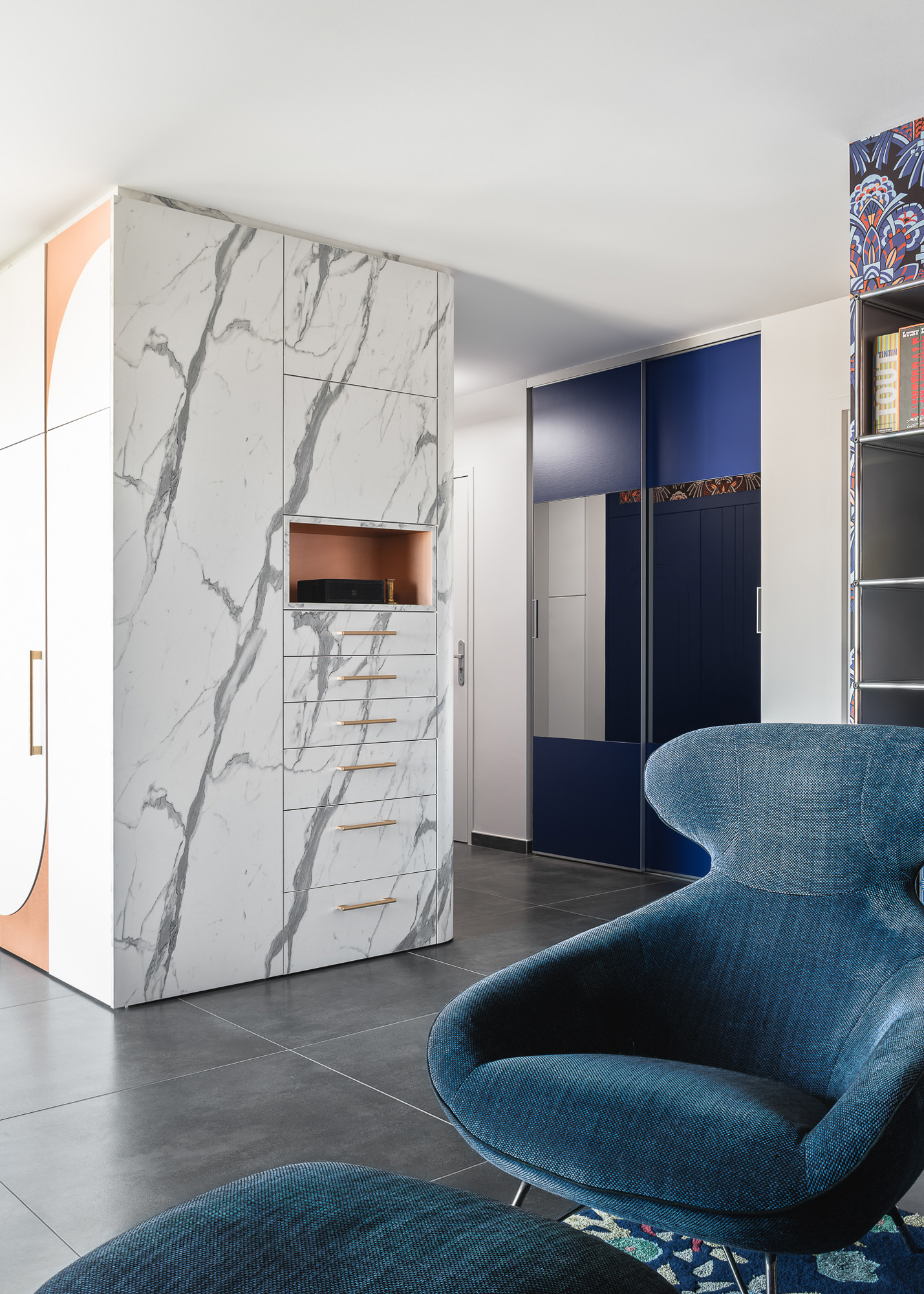 Un meuble sur mesure aux multiples rangements finition marbre par Lydie Pineau, architecte d'intérieur aux Sables d'Olonne